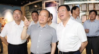 2014年7月，時(shí)任浙江省委副書記、省長(zhǎng)李強(qiáng)到中國(guó)巨石視察。李強(qiáng)稱贊巨石是真正國(guó)際化的企業(yè)，鼓勵(lì)巨石加大科技創(chuàng)新，做好強(qiáng)鏈、補(bǔ)鏈、延鏈，積極拓展市場(chǎng)，做大做強(qiáng)。