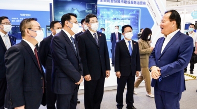 2021年9月，時(shí)任浙江省委書記、省人大常委會(huì)主任袁家軍，時(shí)任浙江省委副書記、省長(zhǎng)鄭柵潔蒞臨世界互聯(lián)網(wǎng)大會(huì)烏鎮(zhèn)峰會(huì)中國(guó)巨石新材料產(chǎn)業(yè)鏈未來工廠數(shù)字化運(yùn)用場(chǎng)景，點(diǎn)贊中國(guó)巨石未來工廠建設(shè)成果。