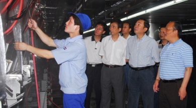 2007年6月，時(shí)任嘉興市委書記黃坤明視察巨石總部。黃坤明稱贊巨石是嘉興市的企業(yè)金名片，不愧為嘉興驕傲。