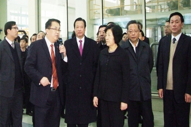 2010年12月，時任福建省委書記、省人大常委會主任孫春蘭（右三）視察巨石九江公司。