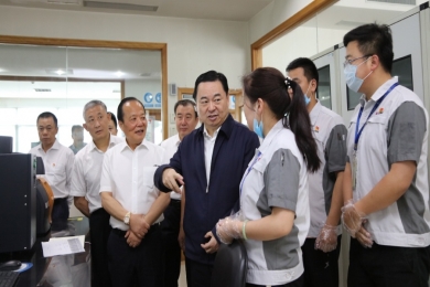 2019年6月，時任國務(wù)院國有資產(chǎn)監(jiān)督管理委員會黨委書記郝鵬視察巨石。稱贊巨石在玻纖行業(yè)里做到了專而大、專而精、專而優(yōu)，是一個成功的典型。希望中國巨石的混合所有制典型經(jīng)驗，能夠在國家新一輪混改實踐中推而廣之，讓更多優(yōu)秀企業(yè)學(xué)習(xí)。